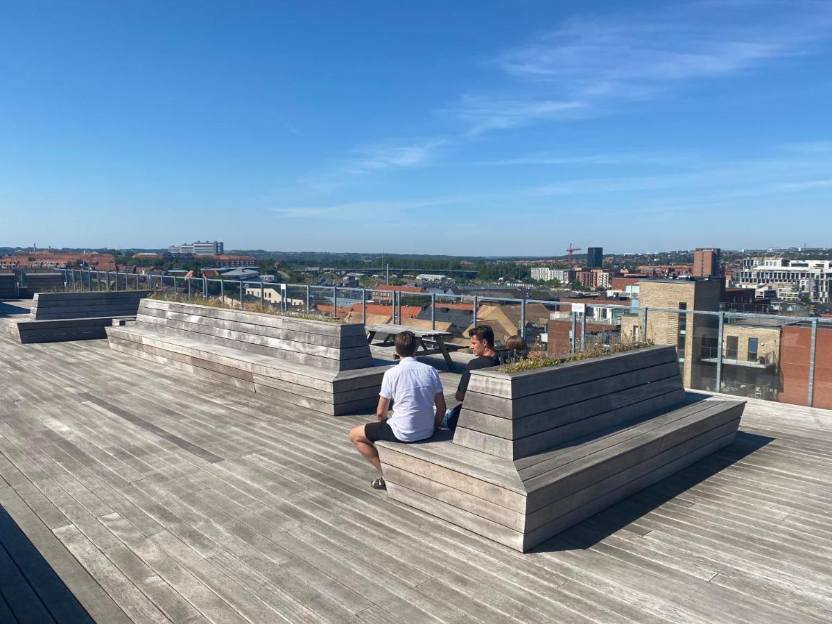 Modern Central Apt With Rooftop, Privat Balcony, & Free Parking,Next To Aarhus Attractions Exterior photo